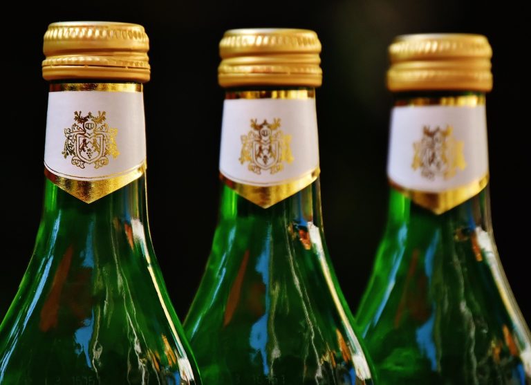 Eticheta unei sticle de vin: detaliul care vorbește înainte de primul pahar