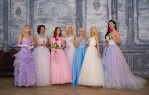 Liniile care avantajeaza cel mai bine apar in rochiile lungi usor de accesorizat