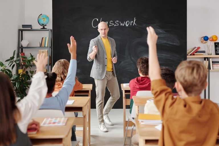 Cum imi dau seama daca o scoala privata are profesori implicati si metode moderne de predare?